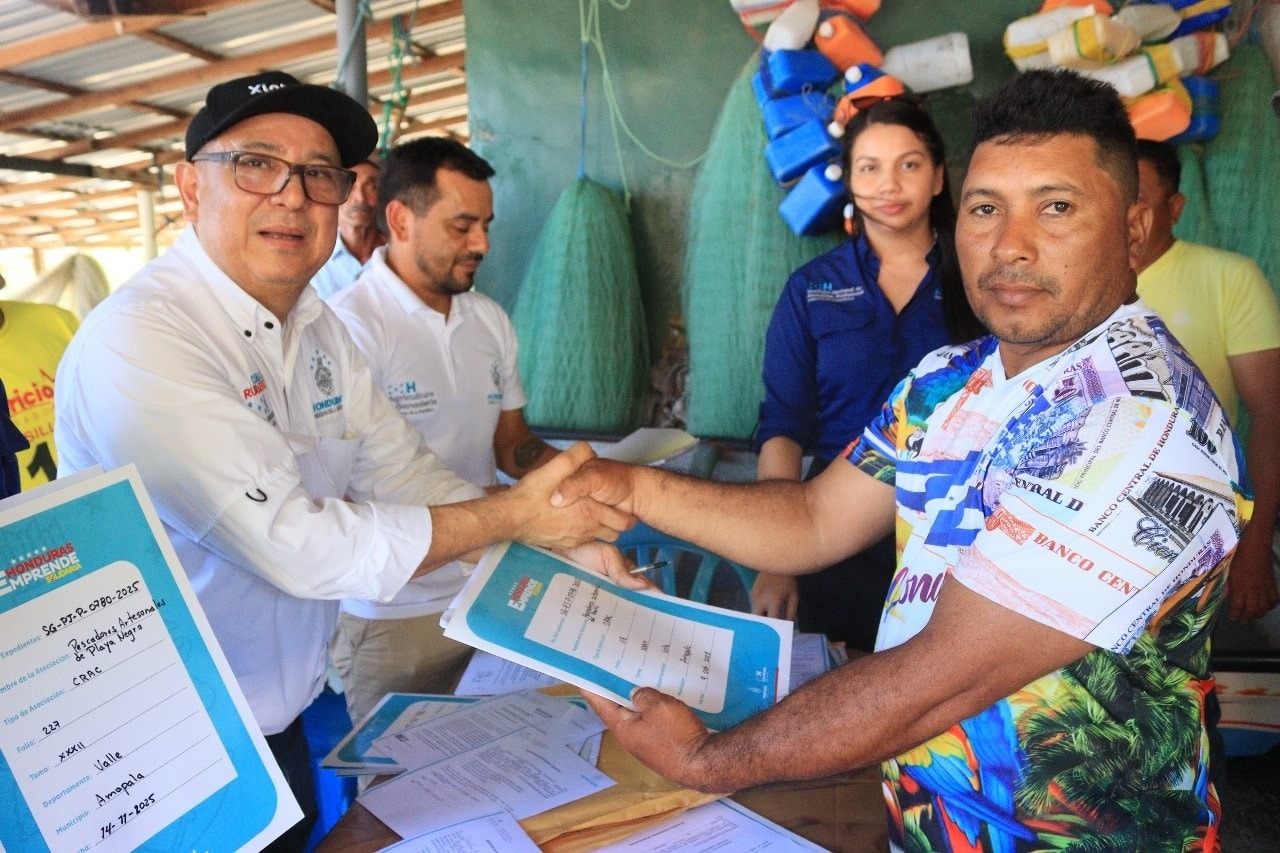 Entregan personerías jurídicas y certificados de capacitación a pescadores artesanales de la zona sur